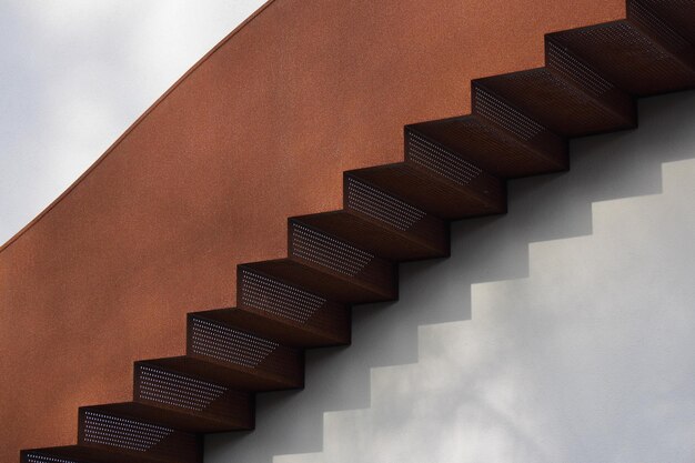 Foto vista en bajo ángulo de la escalera contra la pared