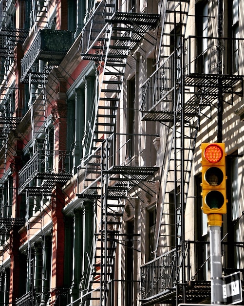 Foto vista de bajo ángulo de la escalera en un edificio en manhattan, nueva york