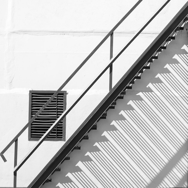 Foto vista en bajo ángulo de la escalera de espiral del edificio