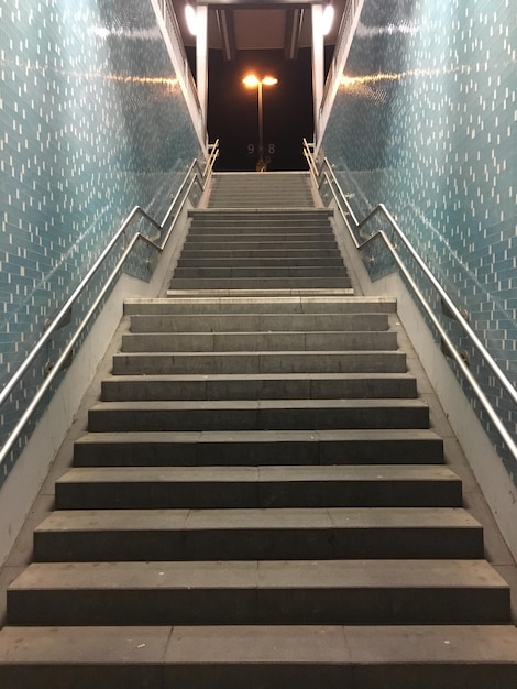 Vista desde un ángulo bajo de una escalera mecánica iluminada