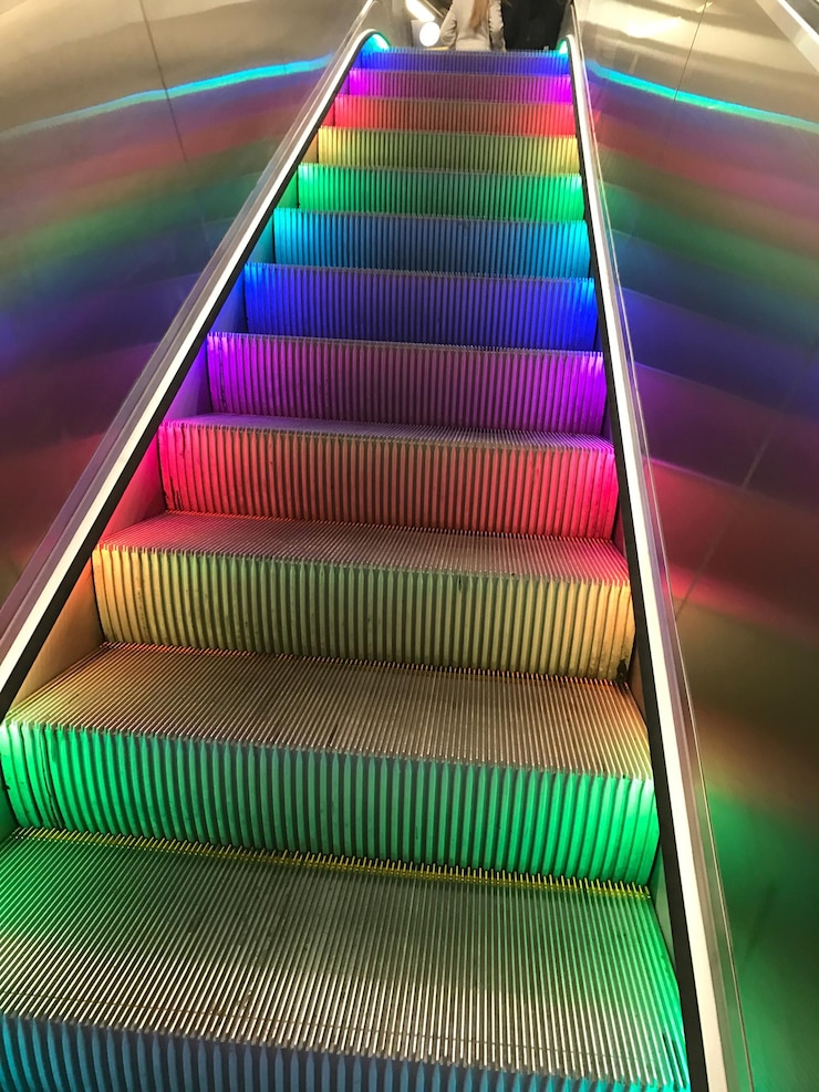 Foto vista de ángulo bajo de la escalera mecánica