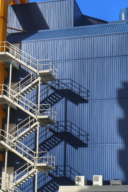 Foto vista desde un ángulo bajo de la escalera