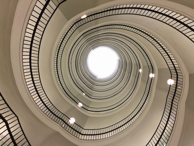 Foto vista en bajo ángulo de las escaleras de caracol