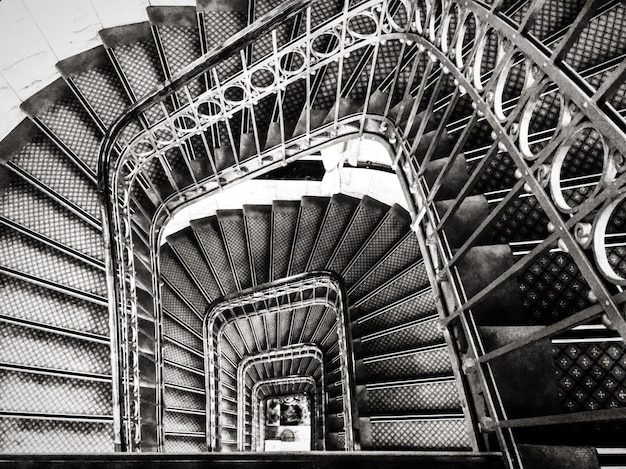 Foto vista en bajo ángulo de las escaleras de caracol