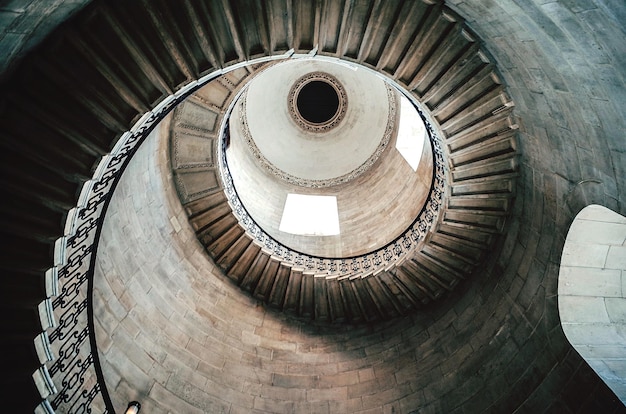 Vista desde un ángulo bajo de las escaleras de caracol