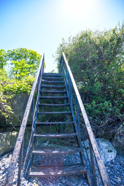 Vista en bajo ángulo de las escaleras contra un cielo despejado