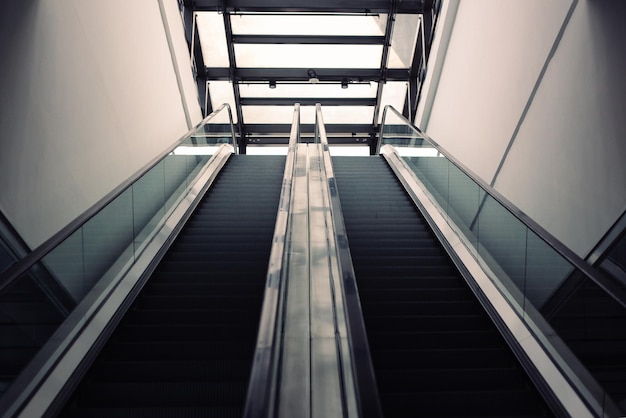Vista en bajo ángulo de las escaleras mecánicas en el metro