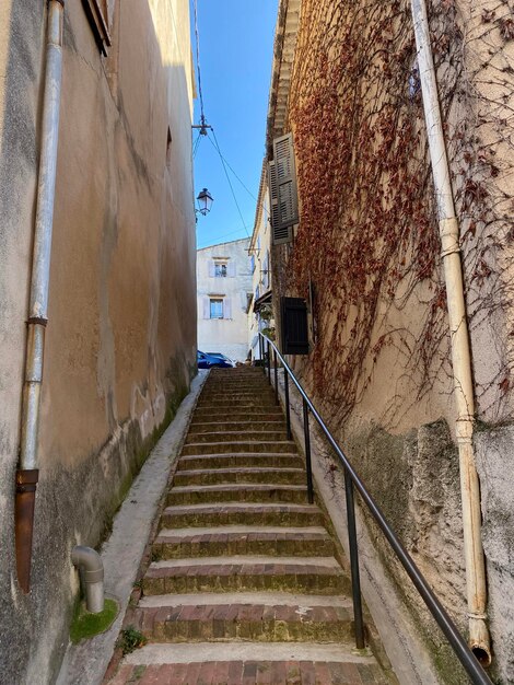 Foto vista de ángulo bajo de las escaleras en medio de los edificios contra el cielo