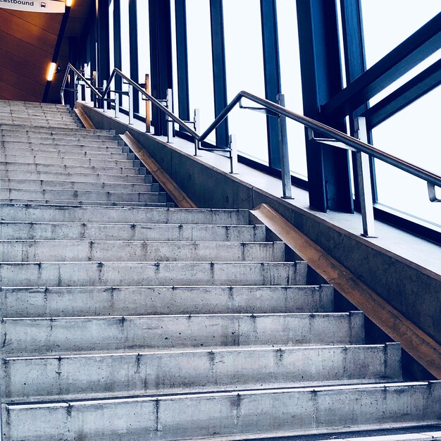 Foto vista de ángulo bajo de escaleras vacías