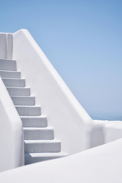 Vista de ángulo bajo de escalones blancos