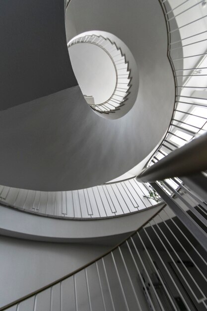 Vista desde un ángulo bajo de los escalones en espiral en el edificio