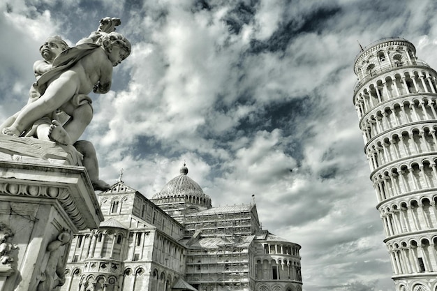 Foto vista de ángulo bajo de esculturas de edificios históricos contra el cielo