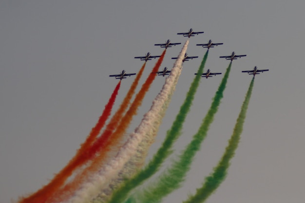 Foto vista de ángulo bajo del espectáculo aéreo contra un cielo despejado