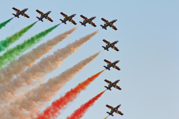 Vista de ángulo bajo del espectáculo aéreo contra el cielo