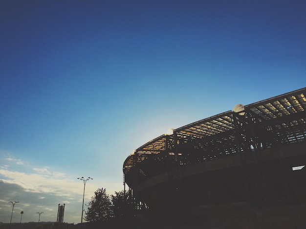 Foto vista de ángulo bajo del estadio contra el cielo durante la puesta de sol