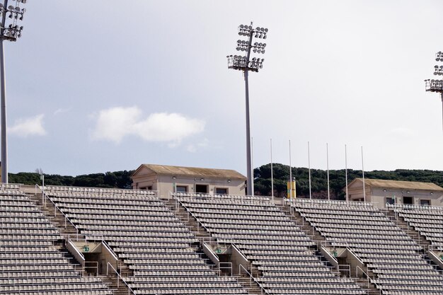 Foto vista de ángulo bajo de un estadio vacío con reflector contra el cielo de barcelona