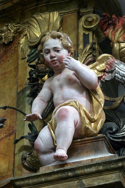 Foto vista en bajo ángulo de la estatua de un ángel en el altar