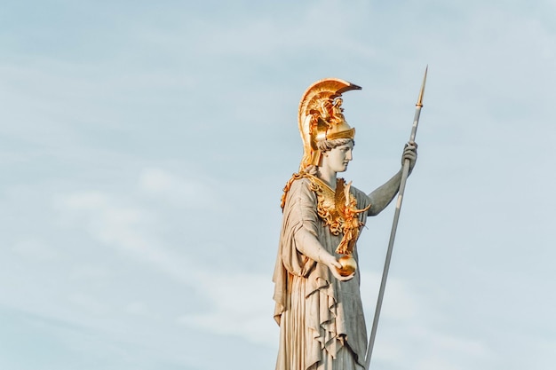 Vista en bajo ángulo de la estatua de un ángel contra el cielo