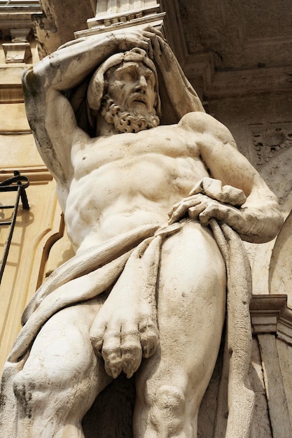 Foto vista en bajo ángulo de la estatua del ángel
