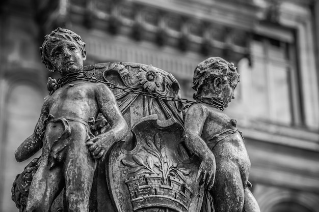 Foto vista en bajo ángulo de la estatua del ángel