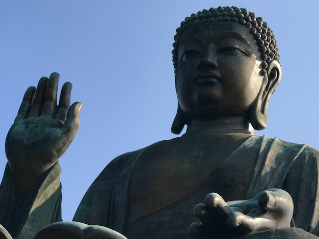 Vista de bajo ángulo de la estatua de Buda contra el cielo