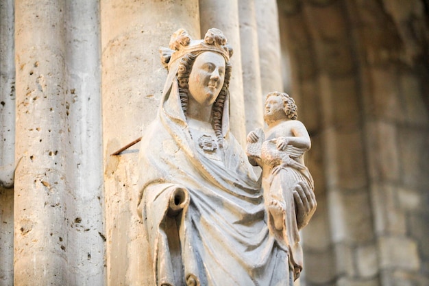 Foto vista de bajo ángulo de la estatua de buda