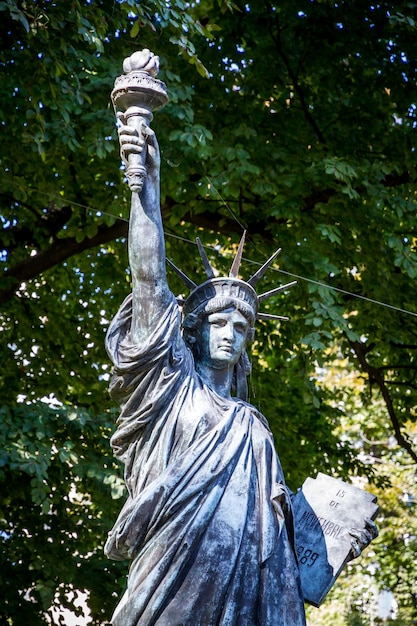 Foto vista en bajo ángulo de la estatua contra los árboles