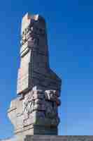 Foto vista de bajo ángulo de la estatua contra el cielo azul claro - westerplatte