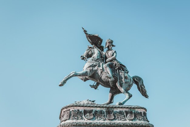 Vista de bajo ángulo de la estatua contra un cielo azul claro