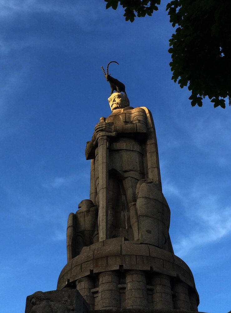 Foto vista en bajo ángulo de la estatua contra el cielo azul