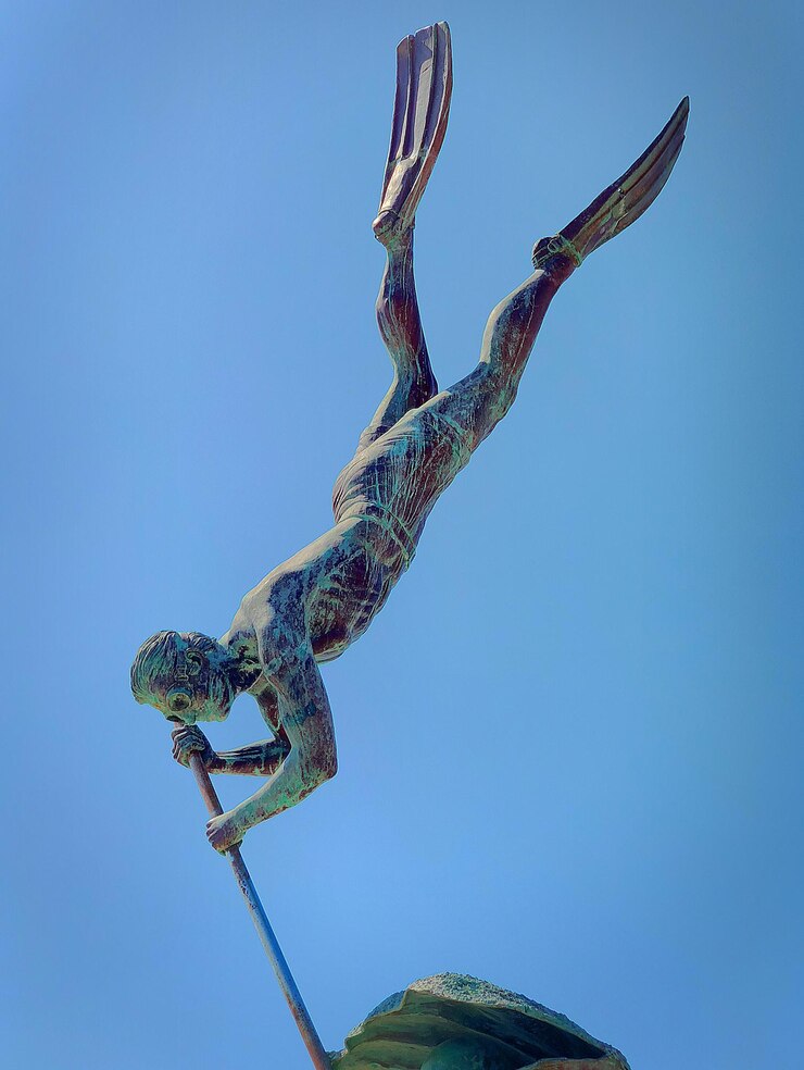 Foto vista de bajo ángulo de la estatua contra el cielo azul