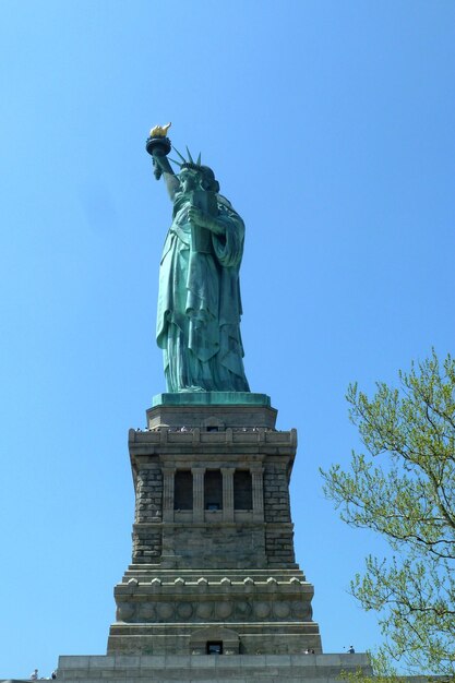 Foto vista en bajo ángulo de la estatua contra el cielo azul