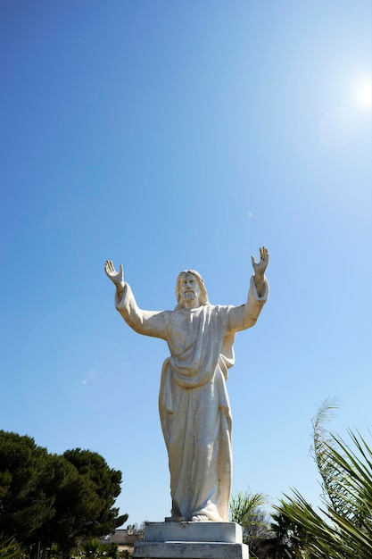 Foto vista en bajo ángulo de la estatua contra el cielo azul