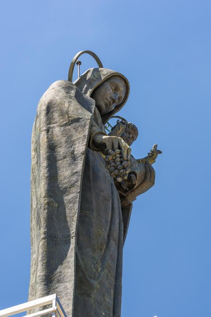 Vista en bajo ángulo de la estatua contra el cielo azul