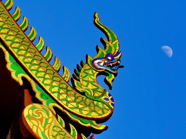 Foto vista en bajo ángulo de la estatua contra el cielo azul