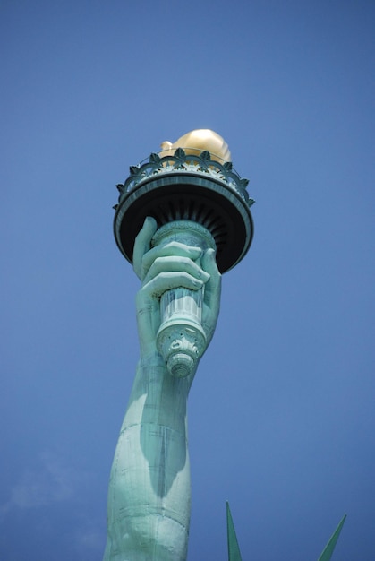 Vista de bajo ángulo de la estatua contra el cielo azul