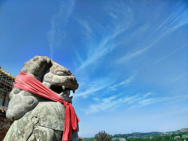 Foto vista en bajo ángulo de la estatua contra el cielo azul