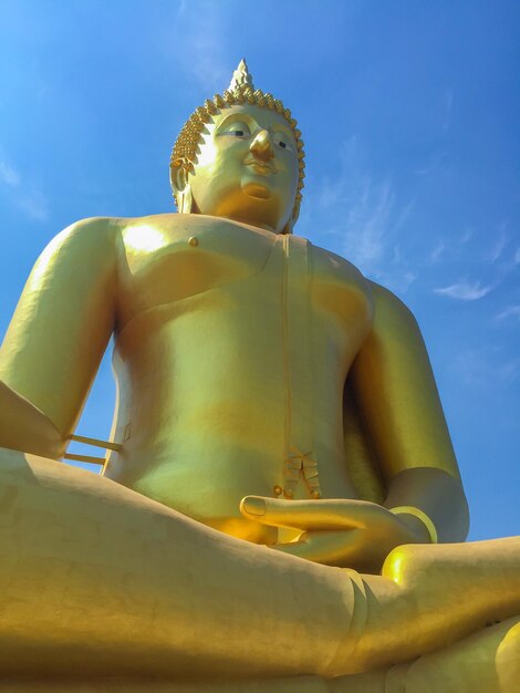 Foto vista en bajo ángulo de la estatua contra el cielo azul