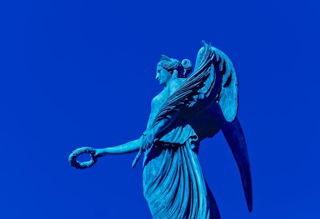 Vista en bajo ángulo de la estatua contra el cielo azul