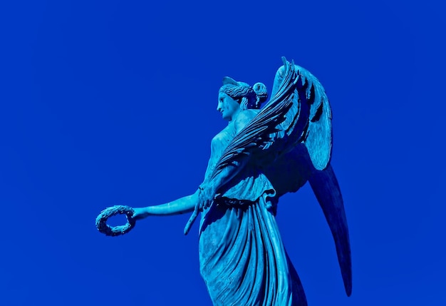 Foto vista en bajo ángulo de la estatua contra el cielo azul