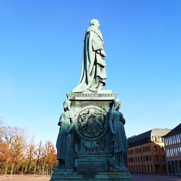 Foto vista en bajo ángulo de la estatua contra el cielo azul