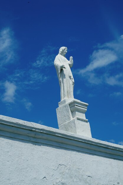 Foto vista en bajo ángulo de la estatua contra el cielo nublado