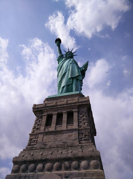 Foto vista en bajo ángulo de la estatua contra el cielo nublado