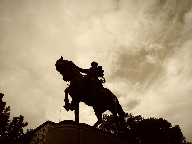 Foto vista en bajo ángulo de la estatua contra el cielo nublado