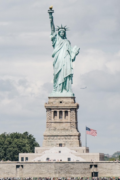 Foto vista en bajo ángulo de la estatua contra el cielo nublado