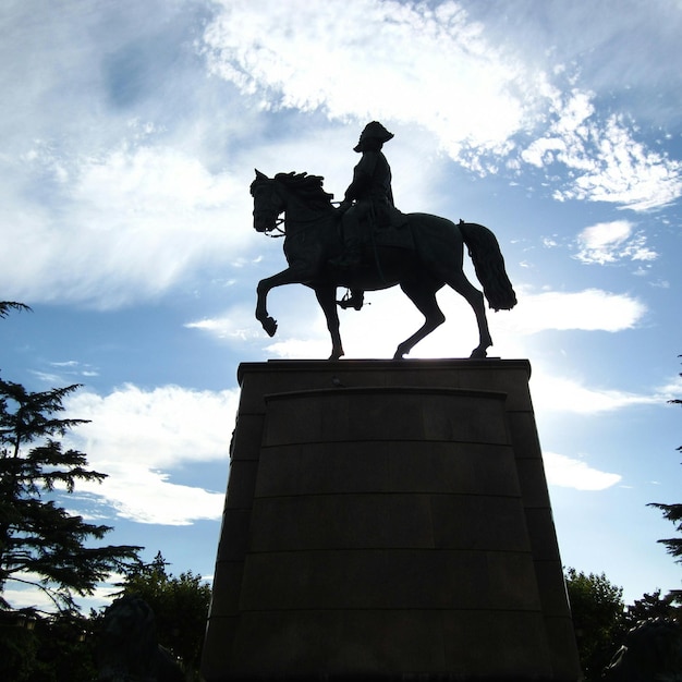 Vista en bajo ángulo de la estatua contra el cielo nublado