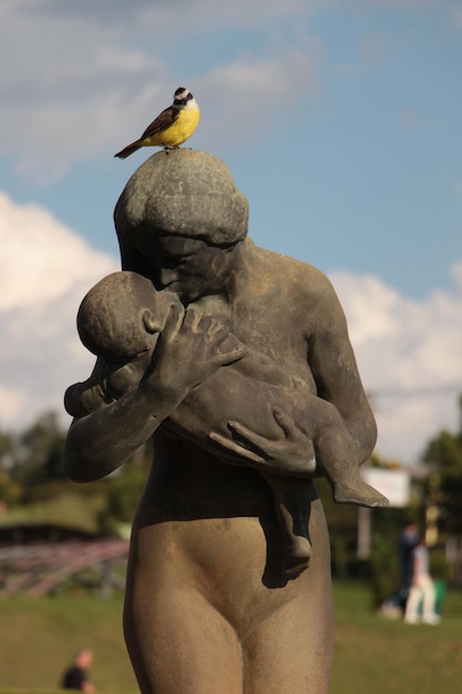 Foto vista en bajo ángulo de la estatua contra el cielo