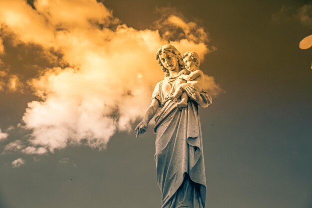 Foto vista en bajo ángulo de la estatua contra el cielo