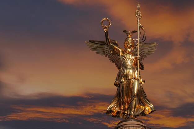 Foto vista en bajo ángulo de la estatua contra el cielo