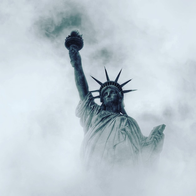 Vista de bajo ángulo de la estatua contra el cielo